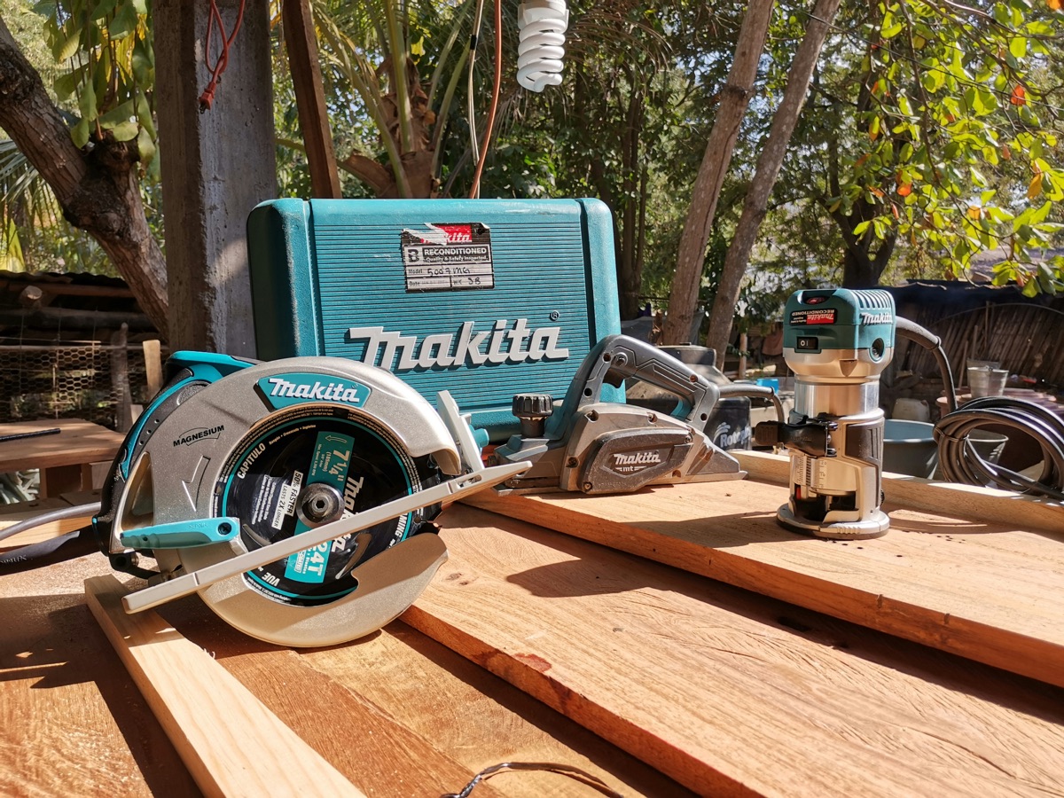 Outils de menuiserie disposés sur un établi