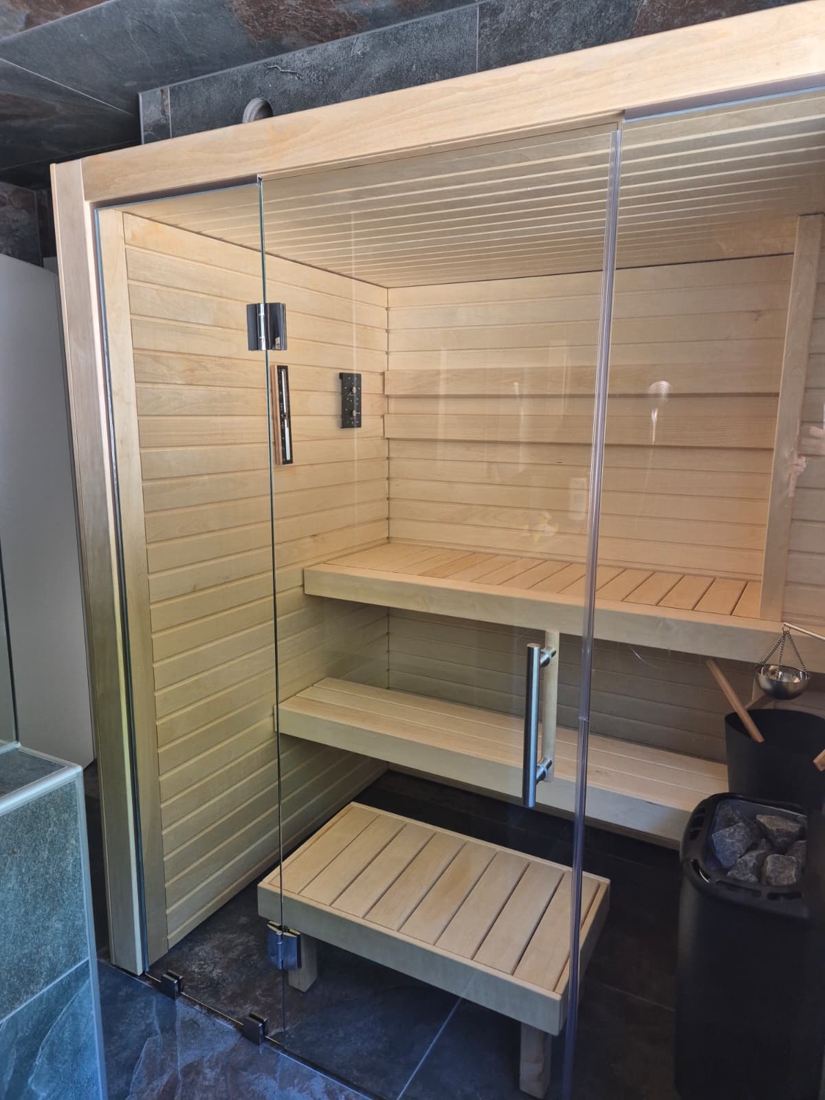 Intérieur d'un sauna finlandais aux lignes épurées et bancs superposés